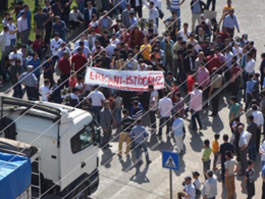 Kozluk halkı kayıp Erkan için yolu trafiğe kapattı
