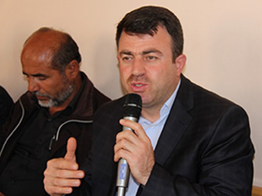 'Biz yırtık elbiseyle dolaşmak istemiyoruz'