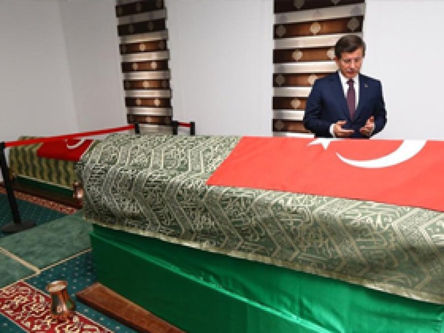 Davutoğlu'ndan Süleyman Şah ziyareti