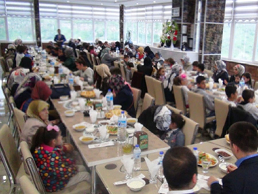 Yetim çocuklar için program düzenlendi