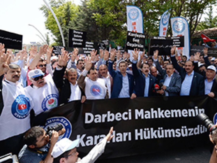 Memur-Sen Mursi için alanlara indi