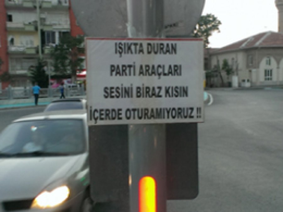 Parti propaganda araçlarına gülümseten tepki