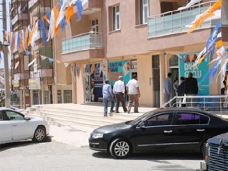 AK Parti binasına saldırıda 2 tutuklama