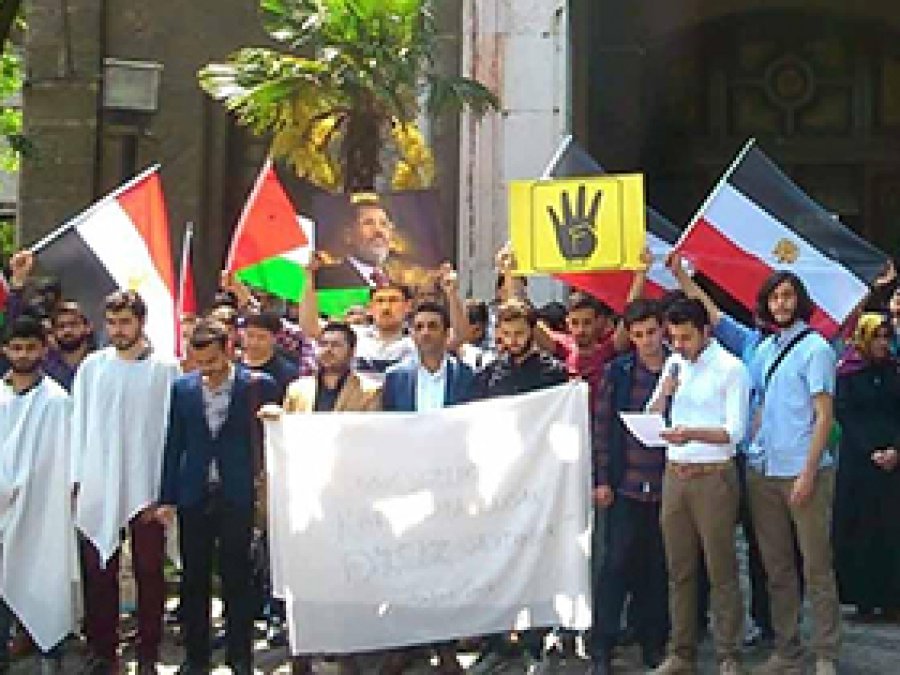 Üniversiteli öğrencilerden Mursi'ye destek