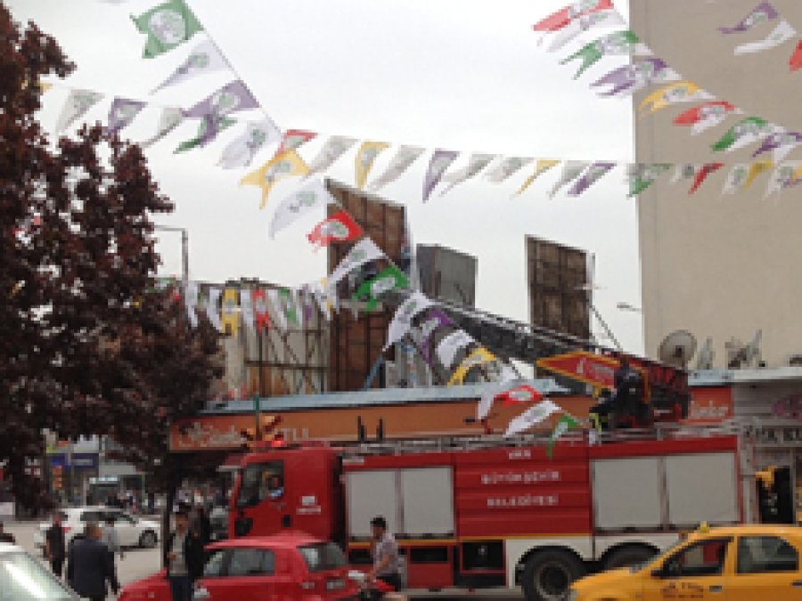 Van’da HDP flamaları itfaiye araçlarıyla asılıyor