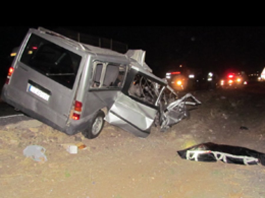 Minibüs TIR’a arkadan çarptı: 2 ölü