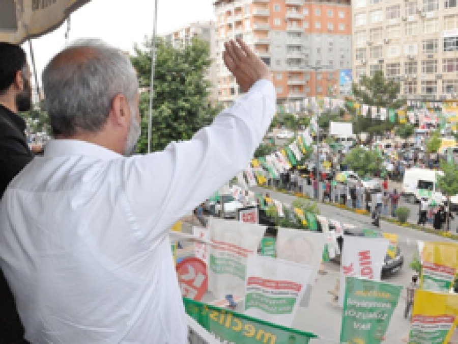 Gök için binlerce araçla şehir turu atıldı