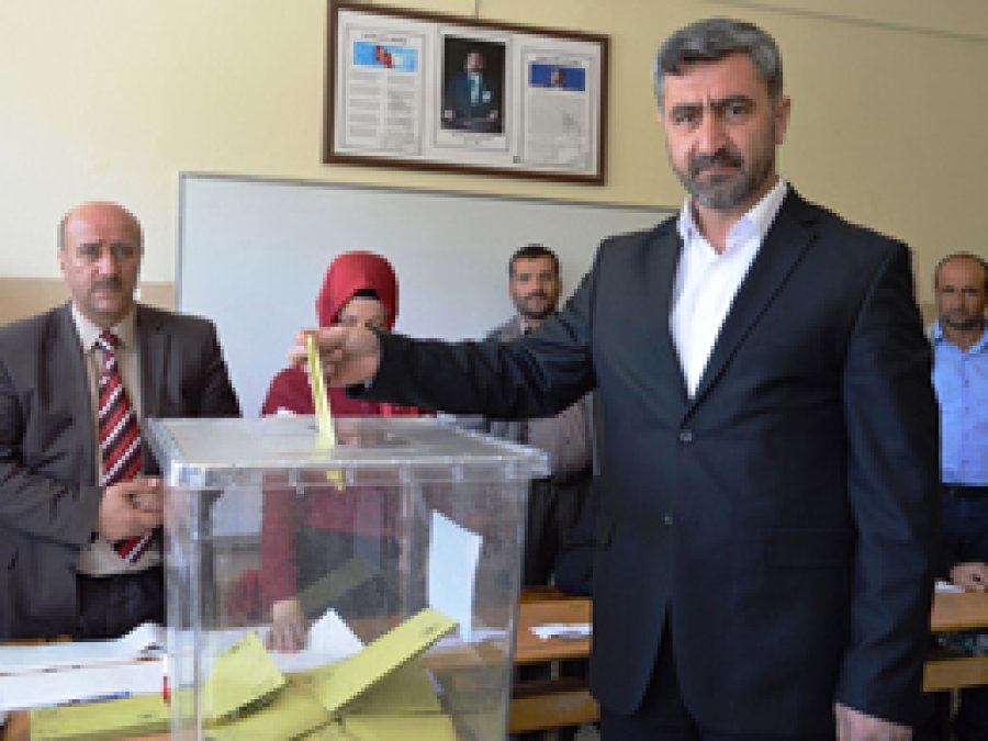 Bağımsız aday Cengiz Karakaya oyunu kullandı