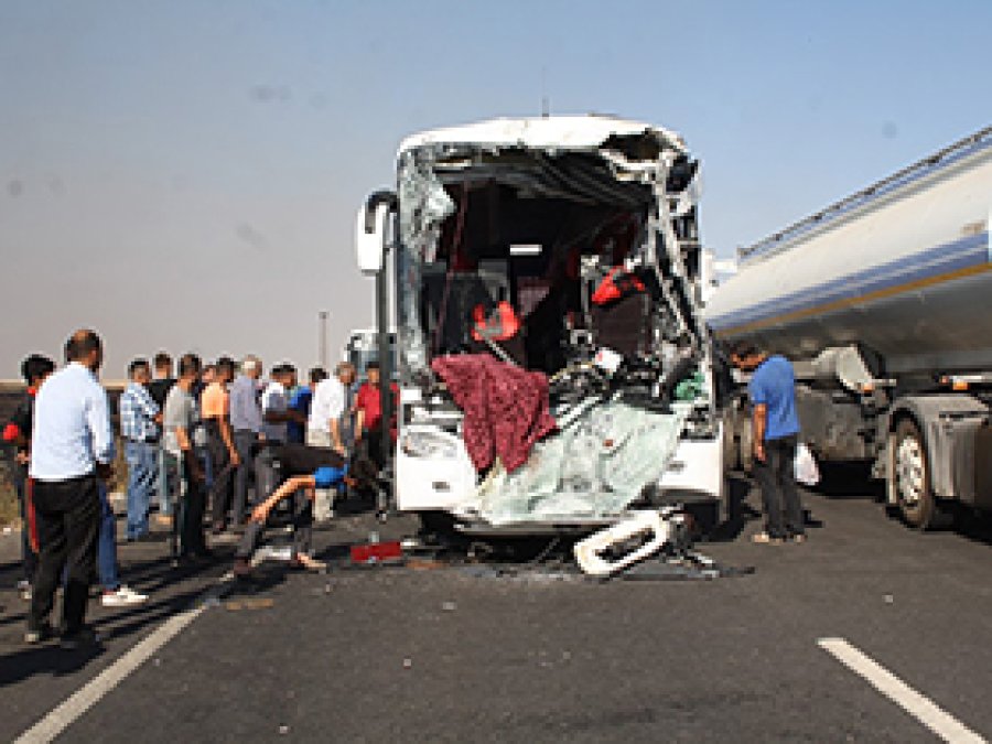 Mardin'de Yolcu otobüs tankere çarptı: 2 ölü