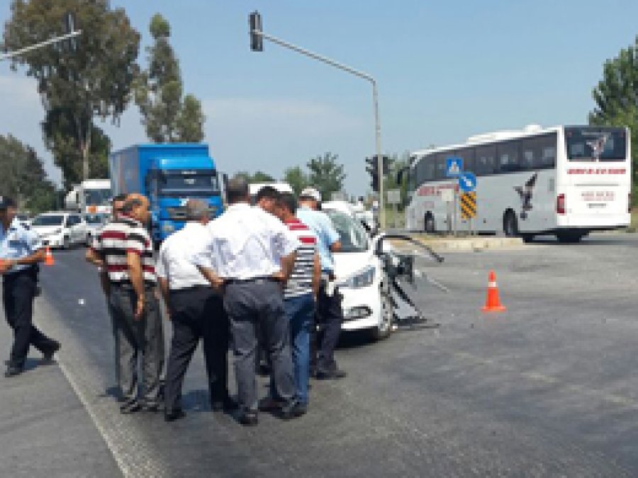 Yolcu otobüsü ile otomobil çarpıştı: 1 ölü