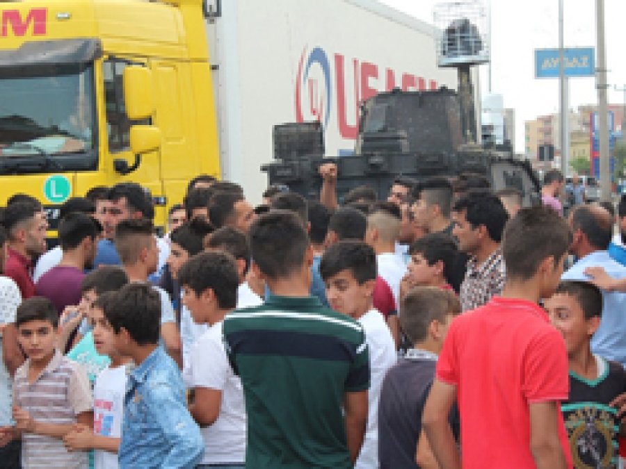 Silopi’de şoförler yol kapattı