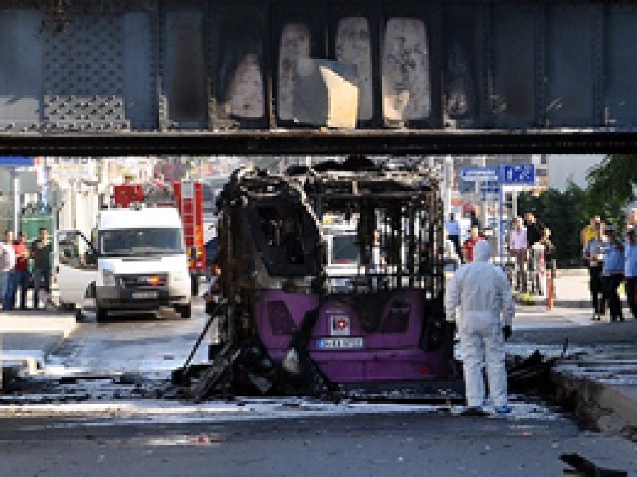 Fatih'te üst geçide çarpan otobüs yandı