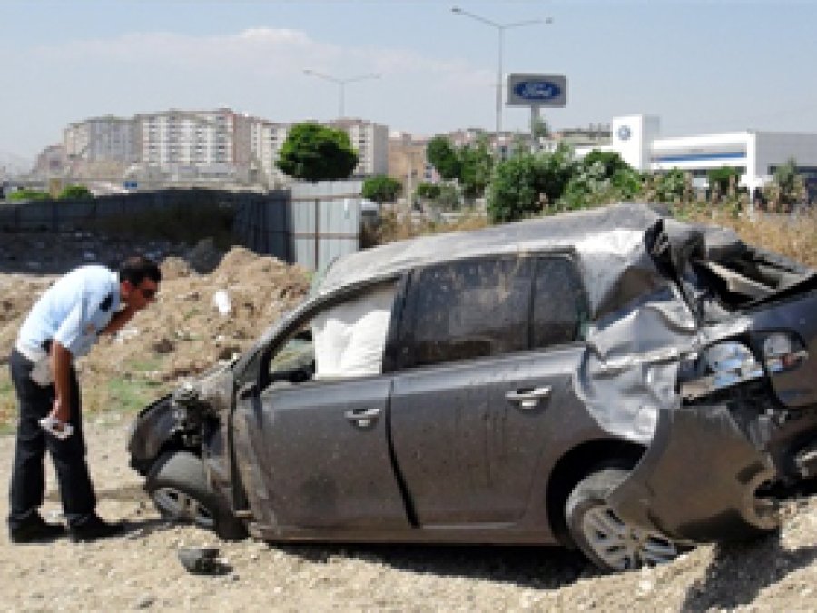 Sınava giderken kaza yaptı
