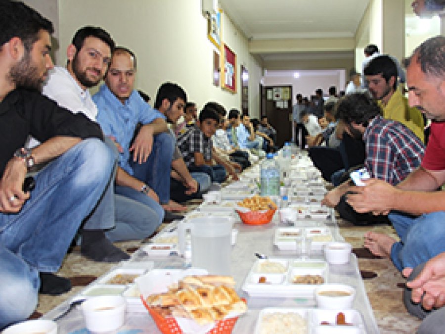 İkra Eğitim Der'den iftar yemeği