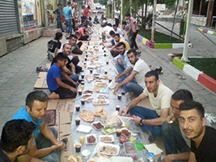 Şırnak’ta esnaf yer sofrasında iftar verdi