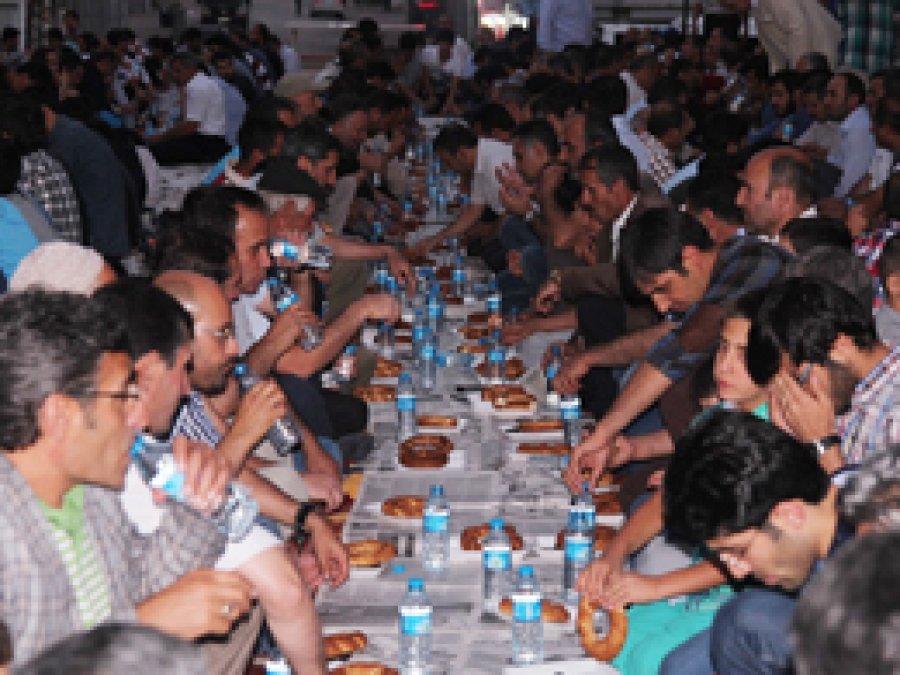 Vanlılar ümmet sofrasında buluştu