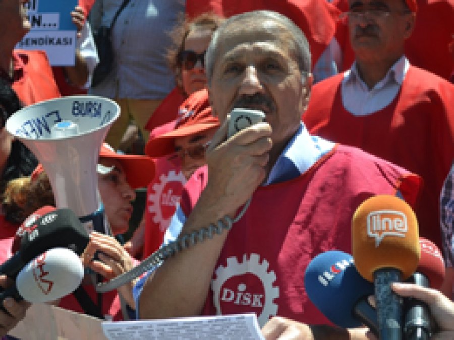 Bursa'da emekliler ikramiye için yürüdü