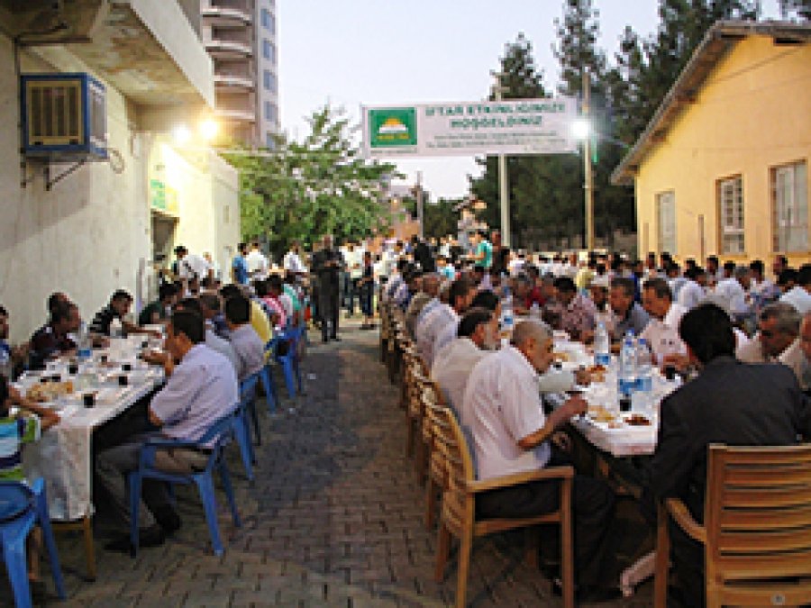 Midyat  HÜDA PAR'dan halka iftar yemeği
