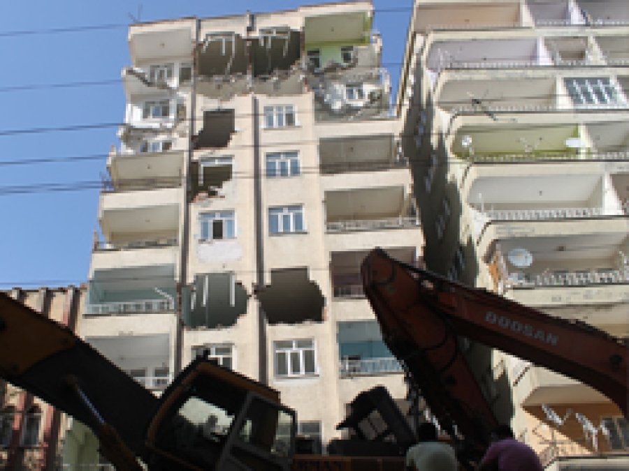 Diyarbakır’da kolonu patlayan bina yıkıldı