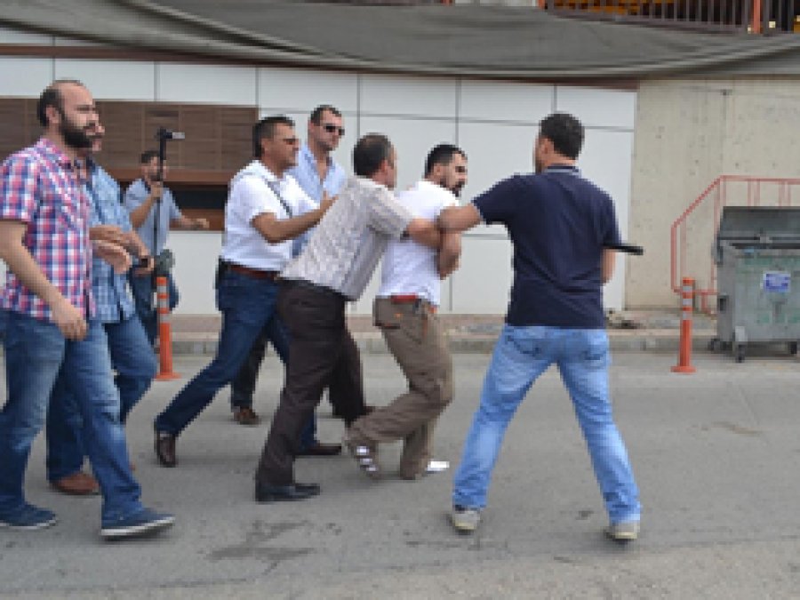 LGBTİ grubun eylemine halk müdahale etti
