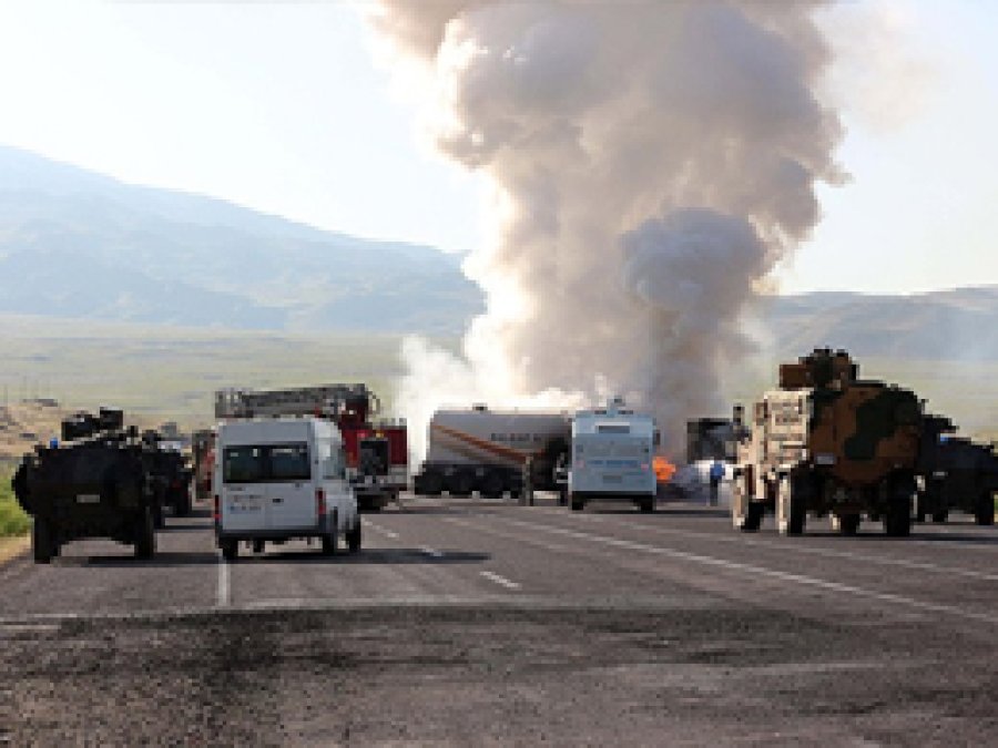 Ağrı'da PKK yol kesip iş makinesi yaktı