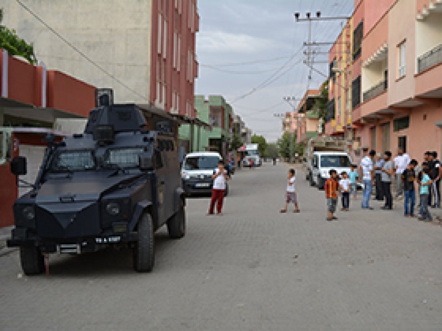 Evinin önünü temizlerken kurşun isabet etti