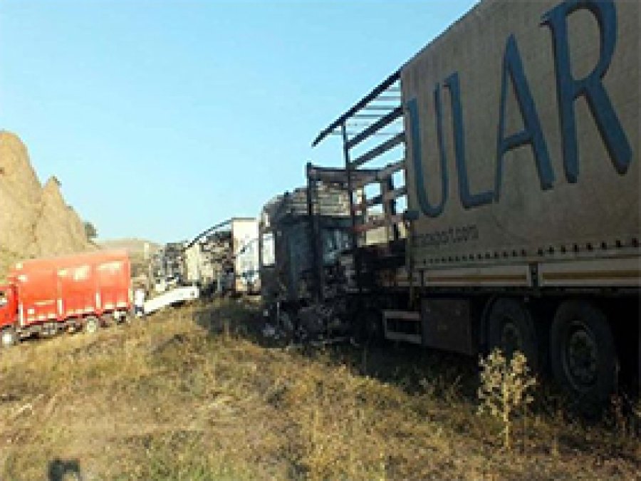PKK, Kağızman'da yol kesip 13 aracı yaktı