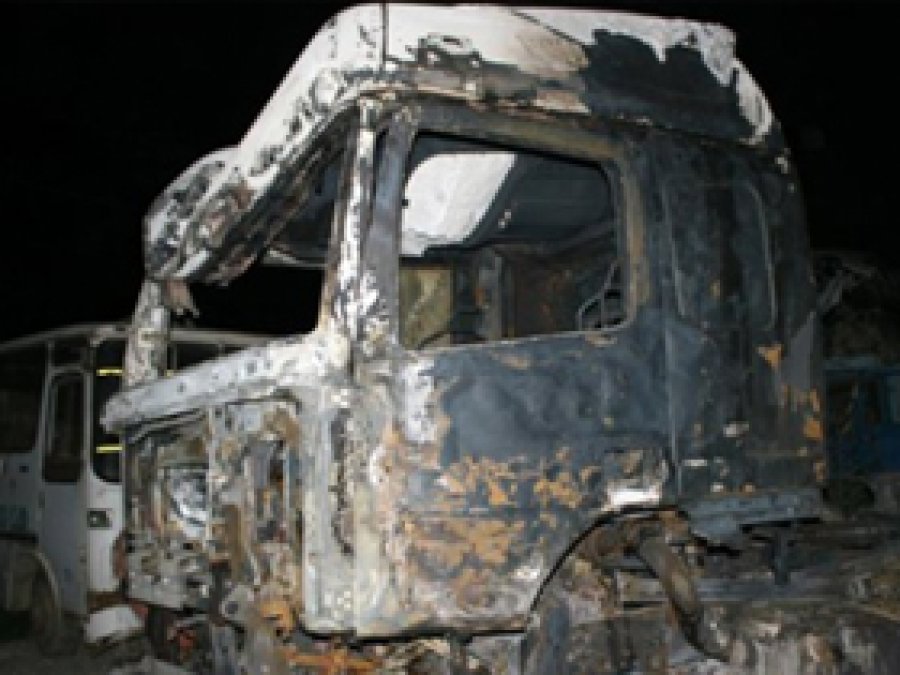 PKK'liler Van'da 3 TIR'ı daha ateşe verdi
