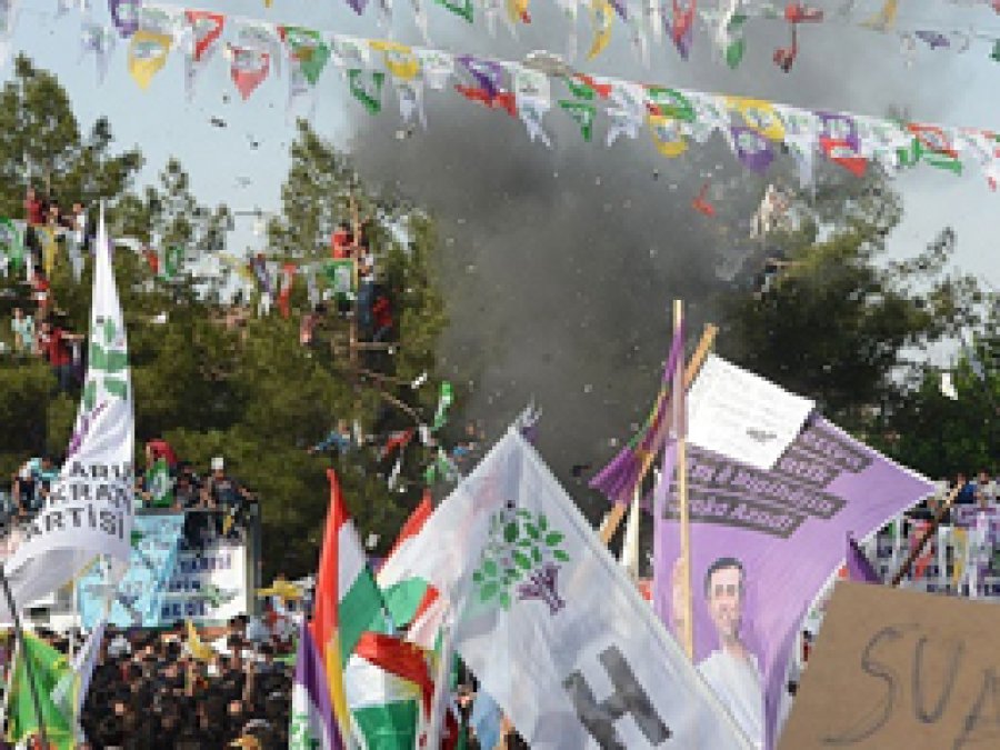 HDP'nin Diyarbakır mitingini PKK patlattı