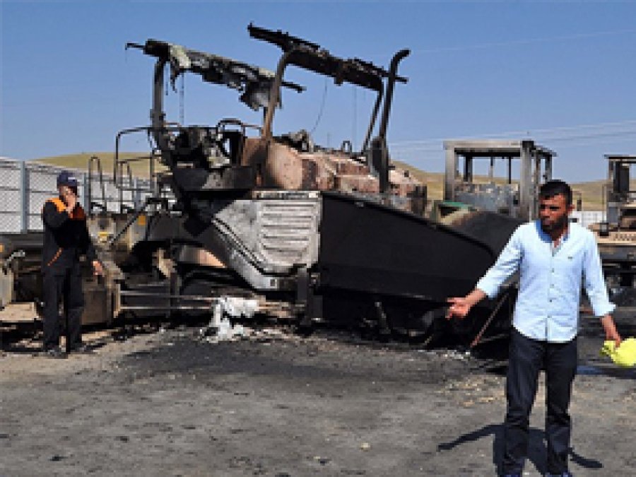 PKK Erzurum'da 8 aracı yaktı