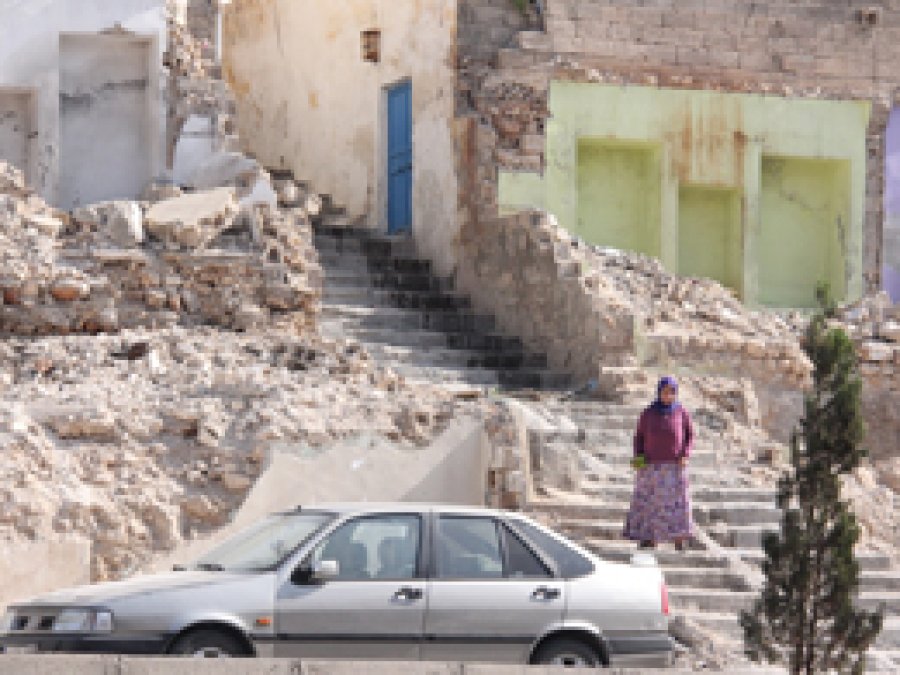 Yıkımı yarım kalan mahalle savaştan çıkmış gibi