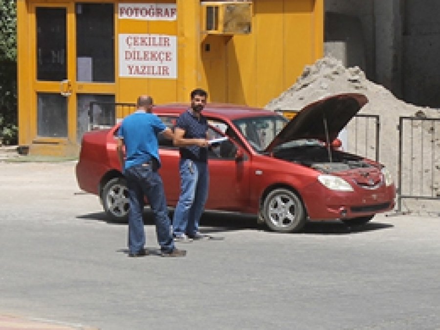 Plakasız araç polisi alarma geçirdi 