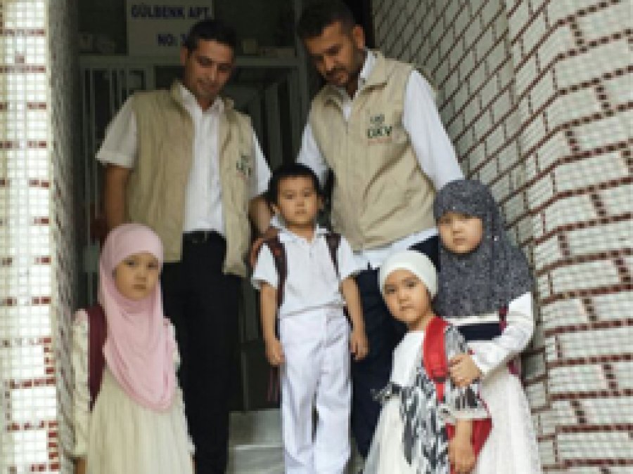 Umut Kervanı Vakfı muhtaç aileleri sevindirdi