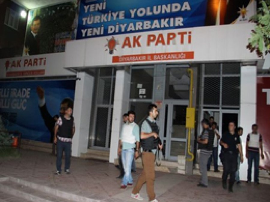 Ak Parti binasına ses bombası atıldı