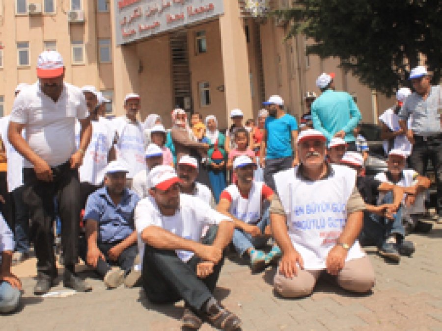 İşten çıkarılan temizlik işçileri eylem yaptı