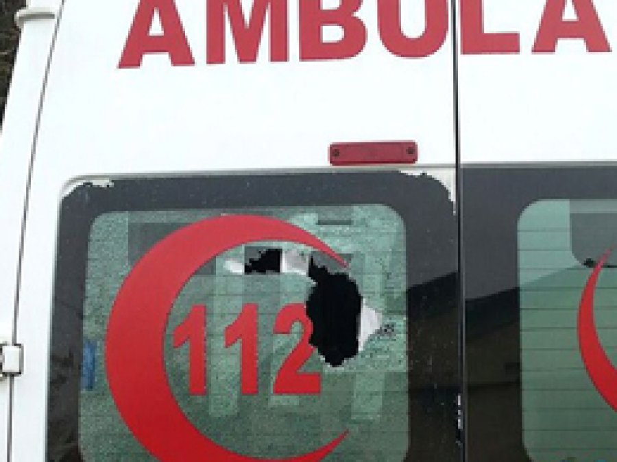 Hasta çocuğu almaya giden ambulansa saldırdılar