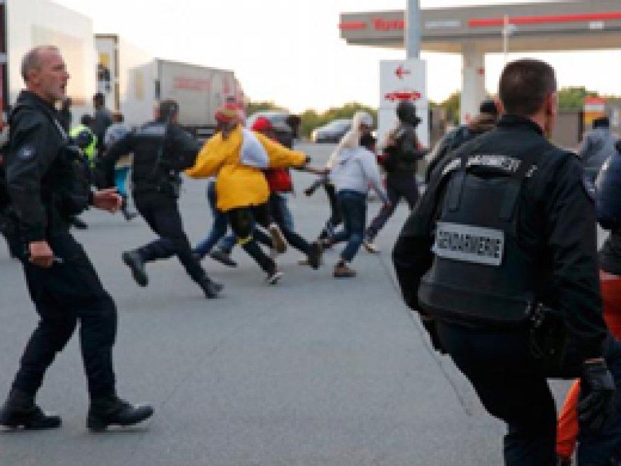 Manş Tüneli'ne sığınmacı akınına karşı polis yığılıyor