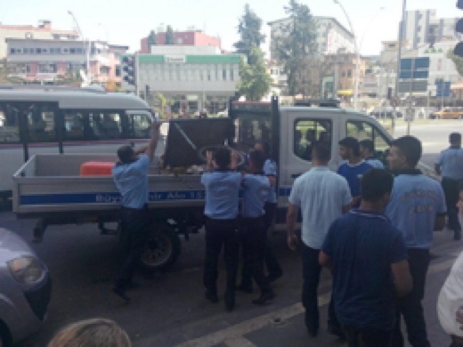 Adana’da seyyar tezgahlar toplandı