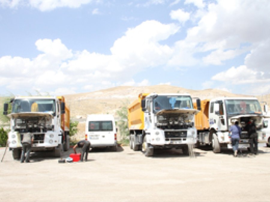 Van'da şantiye basan PKK'liler 8 aracı yaktı