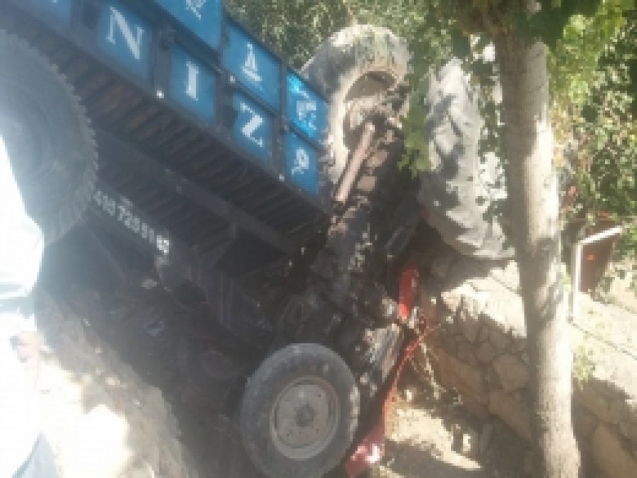 Kâhta'da traktör devrildi: 1 yaralı