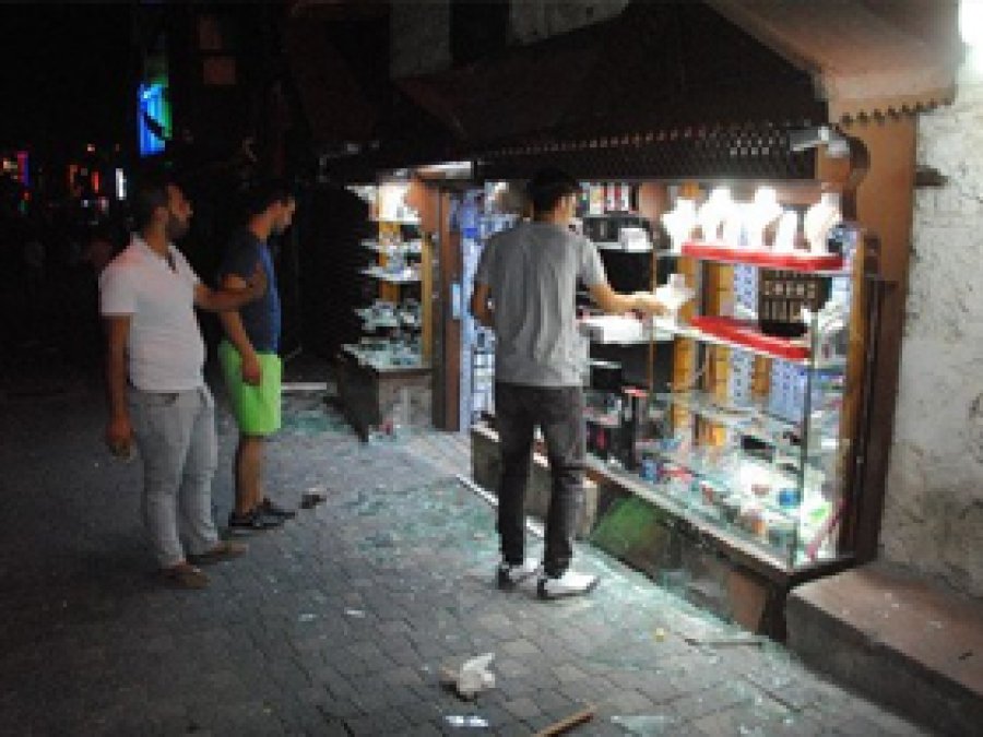Irkçı vandallar Side'de işyerlerine saldırdı