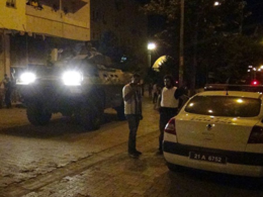 Diyarbakır'da polise saldırı: 4 yaralı