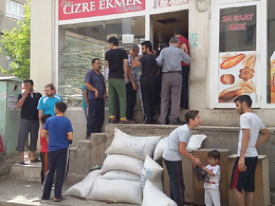 Cizreliler açık marketlerden ihtiyaçlarını gideriyor