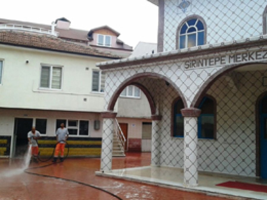 İzmit Belediyesi'nden cami ve mezarlık temizliği