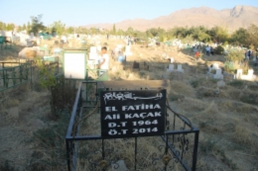 Van’da kabir ziyaretleri bugün de sürdü
