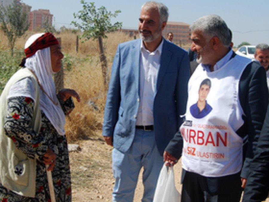 Yapıcıoğlu Yasin Börü’nün ulaştıramadığı kurban etlerini dağıttı