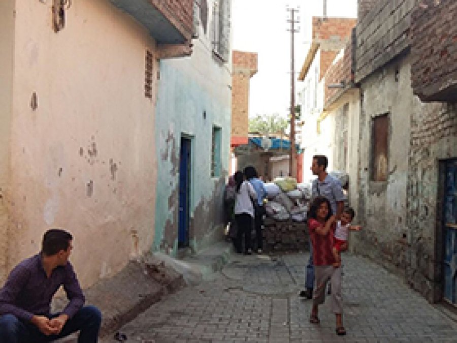 PKK'nin evini bombaladığı aile evini terk etti