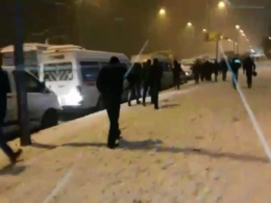 Yol kapanınca kilometrelerce yürüdüler