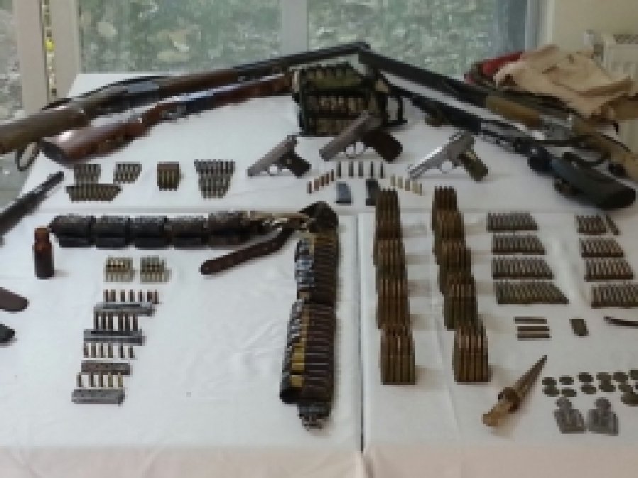 Tatvan'da 12 PKK'li yakalandı
