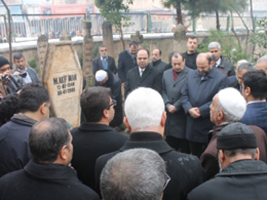 Kudüs şairi mezarı başında anıldı